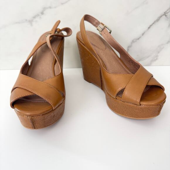 Corso Como Womens Platform Sandals Size 7.5 Leather Embrossed Floral Nuetral Tan - Picture 1 of 12
